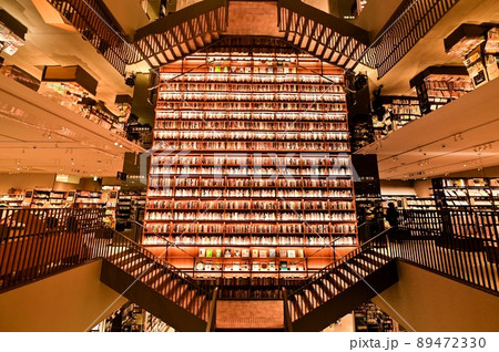 【愛知・名古屋】鏡に映った本棚が美しい 89472330