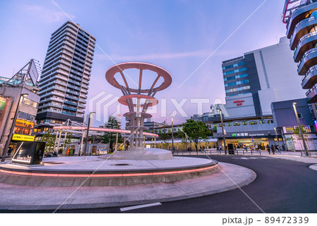 日本の東京都市景観 大塚駅前が大変身ー。リニューアルされた大塚駅北口駅前広場などを望む 89472339