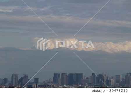 梅田中心部のビル群と雲 春の情景 梅田中心部のビル群と雲 春の情景 89473216