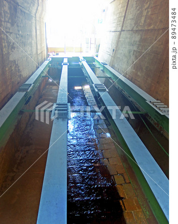 暗渠の工事現場【縦構図】 89473484