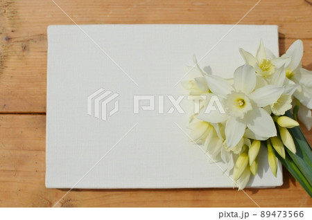 白い雫水仙の花束とキャンバス　 89473566