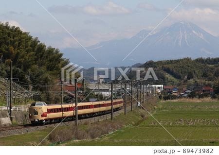 大山(伯耆富士)を背にラストスパートする特急やくも9号 大山(伯耆富士)を背にラストスパートする特急やくも9号 89473982
