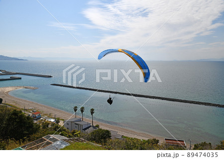 海上を行くパラグライダー 89474035