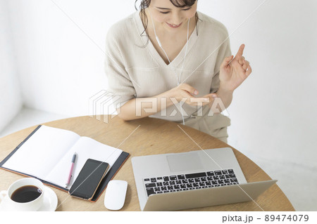 オンラインでコミュニケーションする女性 89474079