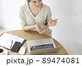 オンラインでコミュニケーションする女性 89474081