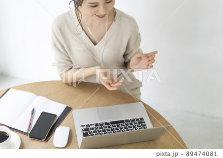 オンラインでコミュニケーションする女性 89474081