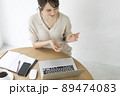 オンラインでコミュニケーションする女性 89474083