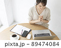 オンラインでコミュニケーションする女性 89474084