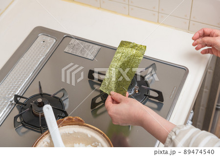 【ミドル主婦がおにぎりに巻く海苔を炙る】 【ミドル主婦がおにぎりに巻く海苔を炙る】 89474540