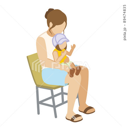 子供を膝に乗せて椅子に座る女性 - 夏服 89474835