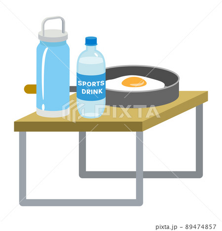 ローテーブルの上に乗った飲み物と卵焼きが入ったフライパン 89474857