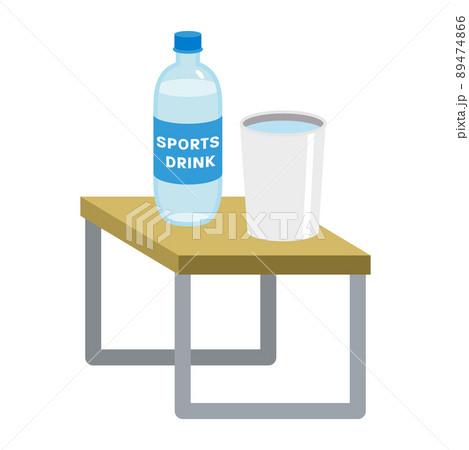 サイドテーブルの上に置かれた飲み物 - スポーツドリンクのペットボトルとタンブラー 89474866