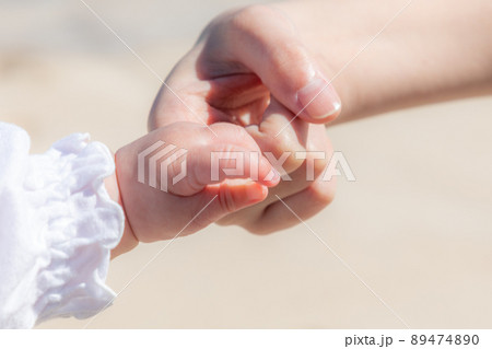 親子の絆、生まれたばかりの赤ちゃんとその親 親子の絆、生まれたばかりの赤ちゃんとその親 89474890