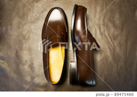 シンプルかつスタンダードなダークブラウン色のコインローファー(新品) 89475460