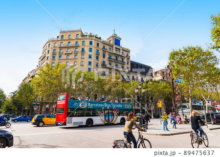 バルセロナ市内　グラシア通り　※一部ソフトフォーカス 89475637