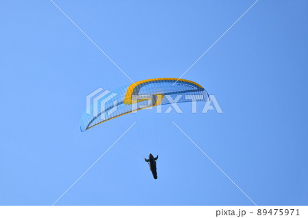快晴のパラグライダー 89475971