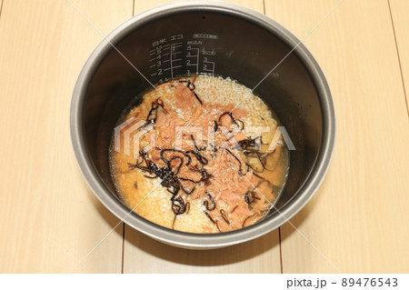 炊き込みご飯の支度 89476543