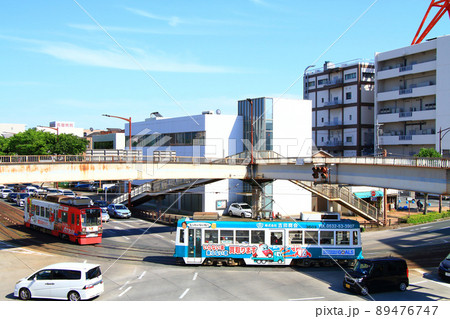 豊橋市、多くの車と路面電車が走る風景 豊橋市、多くの車と路面電車が走る風景 89476747