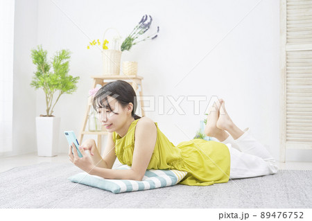 女性 スマホ リビング 女性 スマホ リビング 89476752