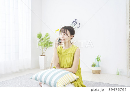 女性 スマホ 電話する リビング 女性 スマホ 電話する リビング 89476765