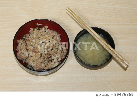 炊き込みご飯と味噌汁 89476869