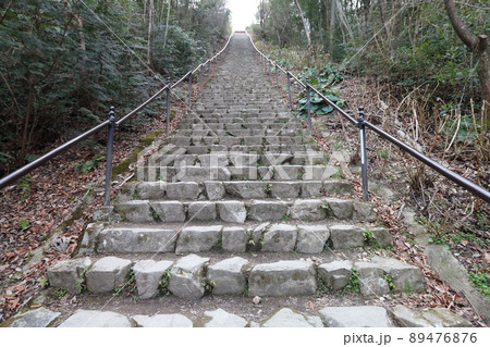 公園の長くて綺麗な階段 89476876