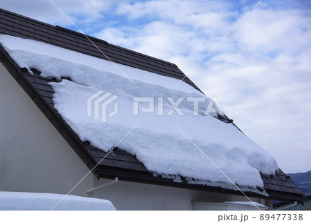 屋根の雪止めの効果 屋根にとどまる積雪 屋根の雪止めの効果 屋根にとどまる積雪 89477338