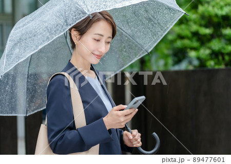 天気予報を調べる女性 梅雨 雨 天気予報を調べる女性 梅雨 雨 89477601