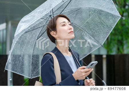 天気予報を調べる女性 梅雨 雨 天気予報を調べる女性 梅雨 雨 89477608