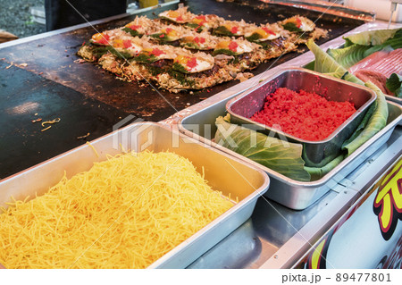 お好み焼き　食べ物　料理　祭り　 縁日　出店　 露店　調理　和食　 鉄板焼き　焼きそば 89477801