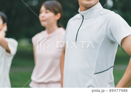 スポーツウェアの男女 89477986