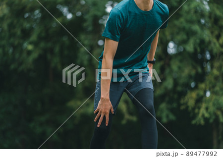 足を痛めるランナー 89477992