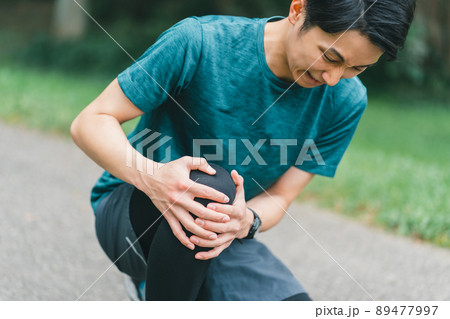 膝を痛めるランナー 89477997
