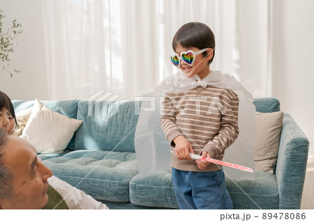 男の子の戦いごっこ 89478086