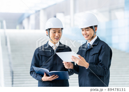 施設でメンテナンスをする作業員のスタッフ 施設でメンテナンスをする作業員のスタッフ 89478131