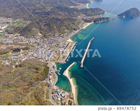 三豊市の紫雲出山展望台付近から大浜港の空撮 89478752
