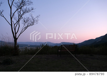 夕暮れのベンチ 夕暮れのベンチ 89478790