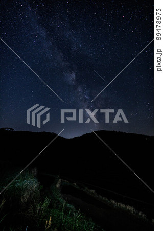 日本の岡山県美咲町の大垪和西の棚田で見た天の川 日本の岡山県美咲町の大垪和西の棚田で見た天の川 89478975