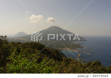 八丈島。登龍峠展望台から見る八丈富士と八丈小島の眺望 八丈島。登龍峠展望台から見る八丈富士と八丈小島の眺望 89479084