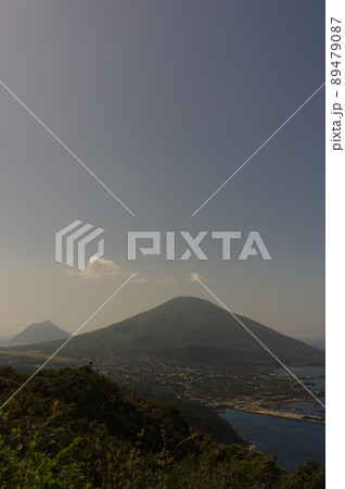 八丈島。登龍峠展望台から見る八丈富士と八丈小島の眺望 89479087