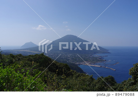 八丈島。登龍峠展望台から見る八丈富士と八丈小島の眺望 八丈島。登龍峠展望台から見る八丈富士と八丈小島の眺望 89479088