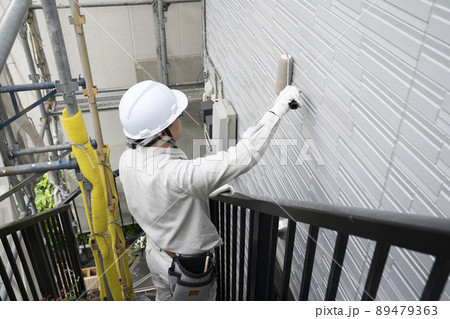 刷毛で戸建て住宅の外壁を塗る塗装職人 刷毛で戸建て住宅の外壁を塗る塗装職人 89479363