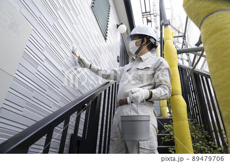 刷毛で戸建て住宅の外壁を塗る塗装職人 刷毛で戸建て住宅の外壁を塗る塗装職人 89479706