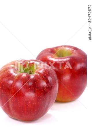 あきばえ　秋映　赤いリンゴ　丸ごと　2個　明るい背景 89479879