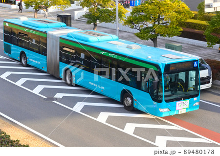 千葉県幕張新都心 連節バス 全景(俯瞰的視点) 千葉県幕張新都心 連節バス 全景(俯瞰的視点) 89480178