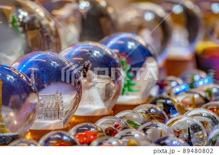 敷き詰められたスノードーム 89480802