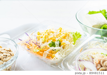 透明容器に入った野菜サラダ 透明容器に入った野菜サラダ 89481511