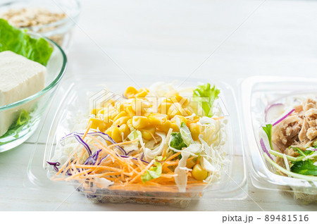 透明容器に入った野菜サラダ 透明容器に入った野菜サラダ 89481516