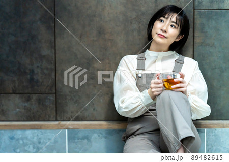 紅茶を飲んで寛ぐ女性 紅茶を飲んで寛ぐ女性 89482615
