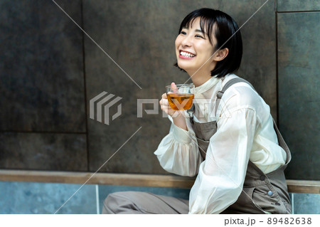 紅茶を飲んで寛ぐ女性 紅茶を飲んで寛ぐ女性 89482638